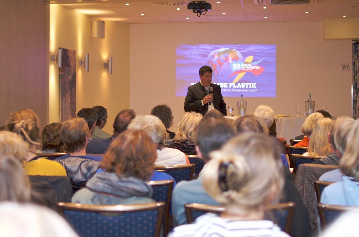 Publikum mit Referent Kissel